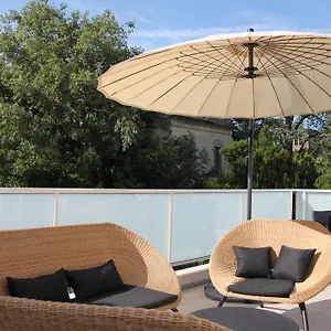 https://la-maison-blanche-arles.fr-provencehotel.com